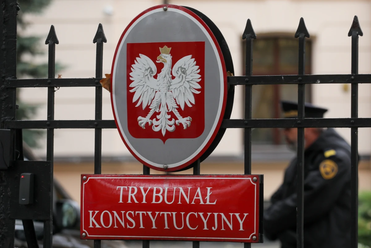 Trybunał Konstytucyjny ma problem nie tylko z rozpatrzeniem prezydenckiego wniosku w sprawie ustawy o Sądzie Najwyższym. Zagrożone są także decyzje w innych sprawach, wymagających pełnego składu Trybunału. Pierwsza z nich powinna być rozstrzygnięta już za dwa tygodnie.