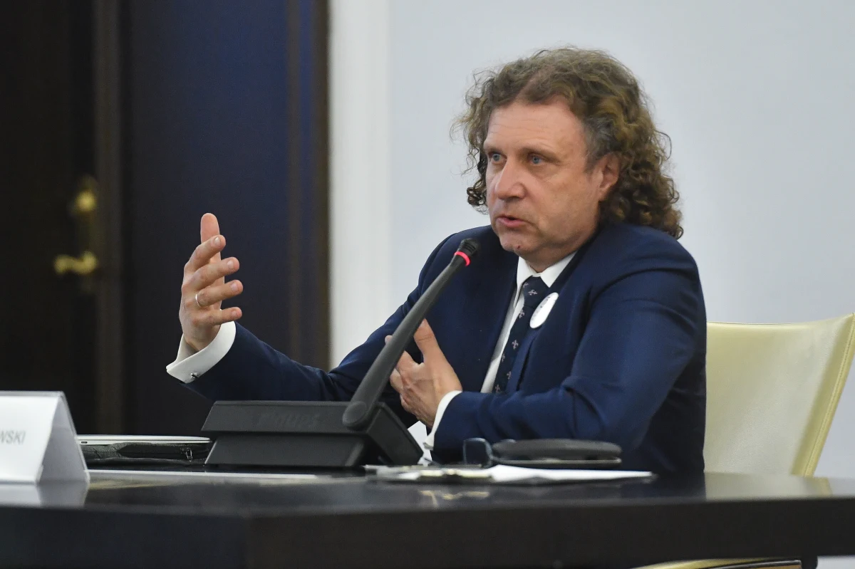 W Senacie na kolejnym posiedzeniu zebrała się Komisja Nadzwyczajna do spraw wyjaśnienia przypadków nielegalnej inwigilacji, do której miał zostać użyty system Pegasus. Na dzisiejszym spotkaniu komisja wysłuchała prezydenta Sopotu Jacka Karnowskiego.