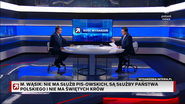 - Musimy przeciwdziałać działaniom Alaksandra Łukaszenki na polsko-białoruskiej granicy, jak i wobec jego własnej opozycji oraz mniejszości polskiej - mówił w poniedziałkowym "Gościu Wydarzeń" wiceszef MSWiA Maciej Wąsik. Nie wykluczył, że Polska w nadchodzącym czasie zamknie wszystkie przejścia graniczne z Białorusią. Komentował też doniesienia o inwigilacji polskich polityków Pegasusem. Białoruski sąd skazał w poniedziałek zaocznie liderkę tamtejszej opozycji Swiatłanę Cichanouską na 15 lat więzienia, a byłego ministra kultury Pawła Łatuszkę, który przeszedł na stronę przeciwników Łukaszenki - na 18 lat. Oboje przebywają poza granicami Białorusi. Działania mińskiego reżimu komentował w "Gościu Wydarzeń" wiceminister spraw wewnętrznych i administracji Maciej Wąsik. Przypomniał o tym, że polski dziennikarz Andrzej Poczobut usłyszał w sądzie w Grodnie wyrok ośmiu lat ciężkiego więzienia. - Na niektórych cmentarzach z grobami żołnierzy Armii Krajowej pojawiły się buldożery. Nie możemy na to pozwolić, by za wschodnią granicą dojrzewał reżim realizujący plany Putina - uznał. Maciej Wąsik: Białoruś dla Polski jest małym lufcikiem, Polska dla niej - oknem na świat. Wąsik przekazał, że rząd w Warszawie "działa dosyć ostro wobec Białorusi" i nie zawaha się użyć następnych narzędzi. - W opracowaniu jest kilkaset osób do wpisu do listy sankcyjnej, stojących za wymiarem "sprawiedliwości" - sądami, które dopuściły się wyroków jak wobec Andrzeja Poczobuta - mówił.