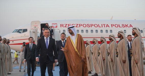 ​Prezydent Andrzej Duda przybył w poniedziałek z Kataru do Zjednoczonych Emiratów Arabskich. Abu Zabi to drugi przystanek głowy państwa polskiego w podróży na Bliski Wschód.