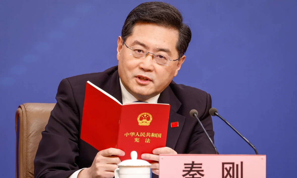 Wydaje się, że "kryzys ukraiński" jest napędzany przez "niewidzialną rękę", która zabiega o przedłużenie i eskalację konfliktu - oświadczył szef chińskiego MSZ Quin Gang. Zaprzeczył przy tym, że Chiny dostarczają broń Rosji i sprzeciwił się polityce sankcji. 