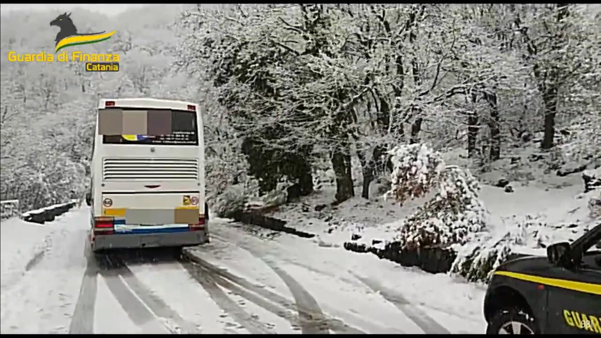 Z powodu obfitych opadów śniegu w weekend autokar z 50 turystami z Polski utknął na wysokości 1500 m n.p.m. na wulkanie Etna. Polakom udzieliła pomocy miejscowa policja. 