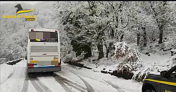 Z powodu obfitych opadów śniegu w weekend autokar z 50 turystami z Polski utknął na wysokości 1500 m n.p.m. na wulkanie Etna. Polakom udzieliła pomocy miejscowa policja. 