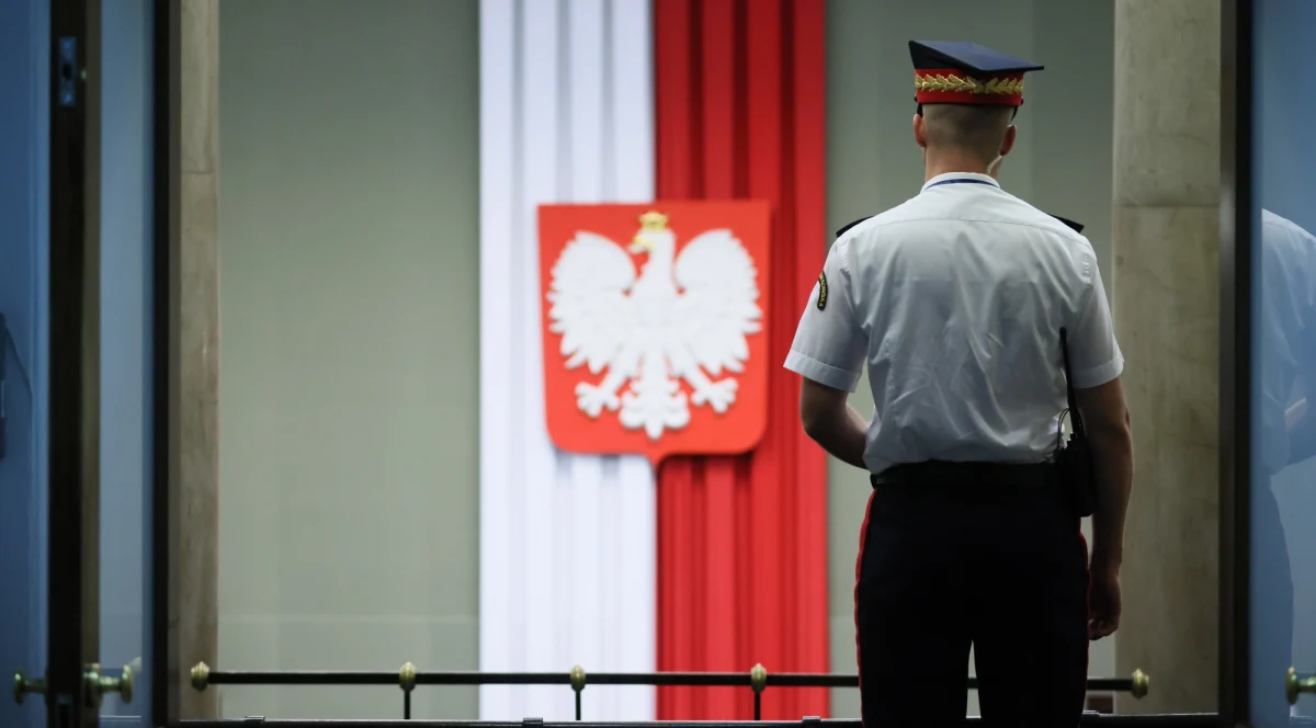 Rząd pracuje nad szczegółowymi regulacjami dotyczącymi badania strażników w parlamencie na obecność w organizmie alkoholu i narkotyków - informuje "Rzeczpospolita".