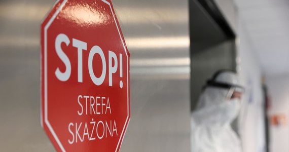 4834 nowe zakażenia koronawirusem potwierdzono w Polsce ostatniej doby - dowiedział się reporter RMF FM Michał Dobrołowicz. To najwięcej od września 2022 r. Zmarło 18 osób chorujących na Covid-19.