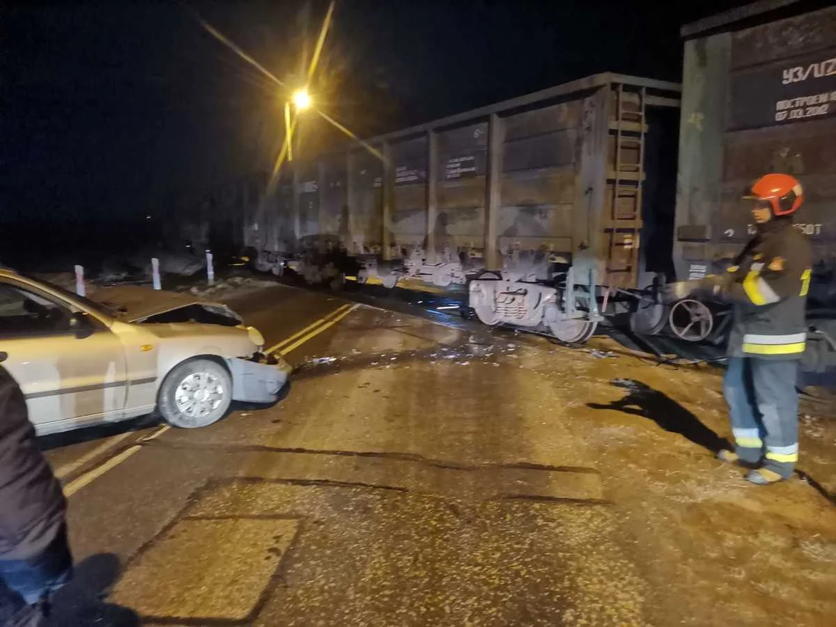 Nad ranem policjanci z Przemyśla otrzymali zgłoszenie o zderzeniu samochodu z pociągiem towarowym. 71-letni kierowca wjechał w nadjeżdżający skład. Mężczyzna był trzeźwy, nikt nie odniósł obrażeń.