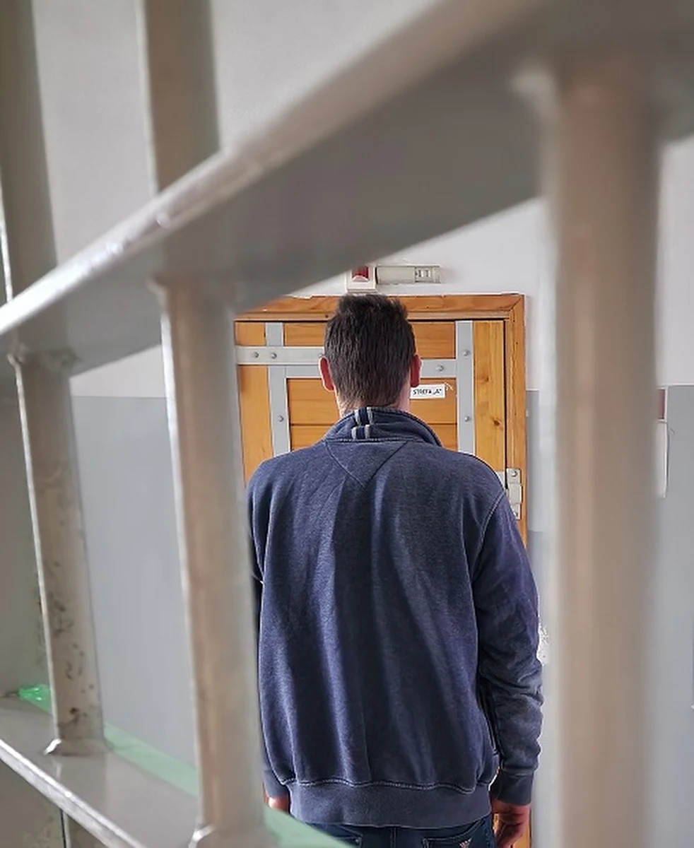 Policjanci z komisariatu Rabce-Zdroju zatrzymali dwóch mężczyzn, którzy próbowali wyłudzić pieniądze od seniorek na Podhalu. Wpadli, bo funkcjonariuszom udało się ustalić, jakim samochodem się poruszają. Żeby nie zwracać na siebie uwagi podróżowali z kilkuletnim dzieckiem.

