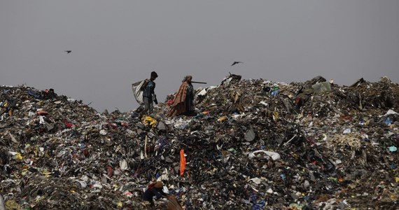 W związku z trwającym od kilku dni pożarem wielkiego wysypiska śmieci na przedmieściach indyjskiego Koczinu, 600 tys. mieszkańcom miasta polecono pozostanie w domach i zakładanie masek, jeśli będą zmuszeni je opuścić, bo zagrażają im toksyczne opary - podaje stacja CNN. 
