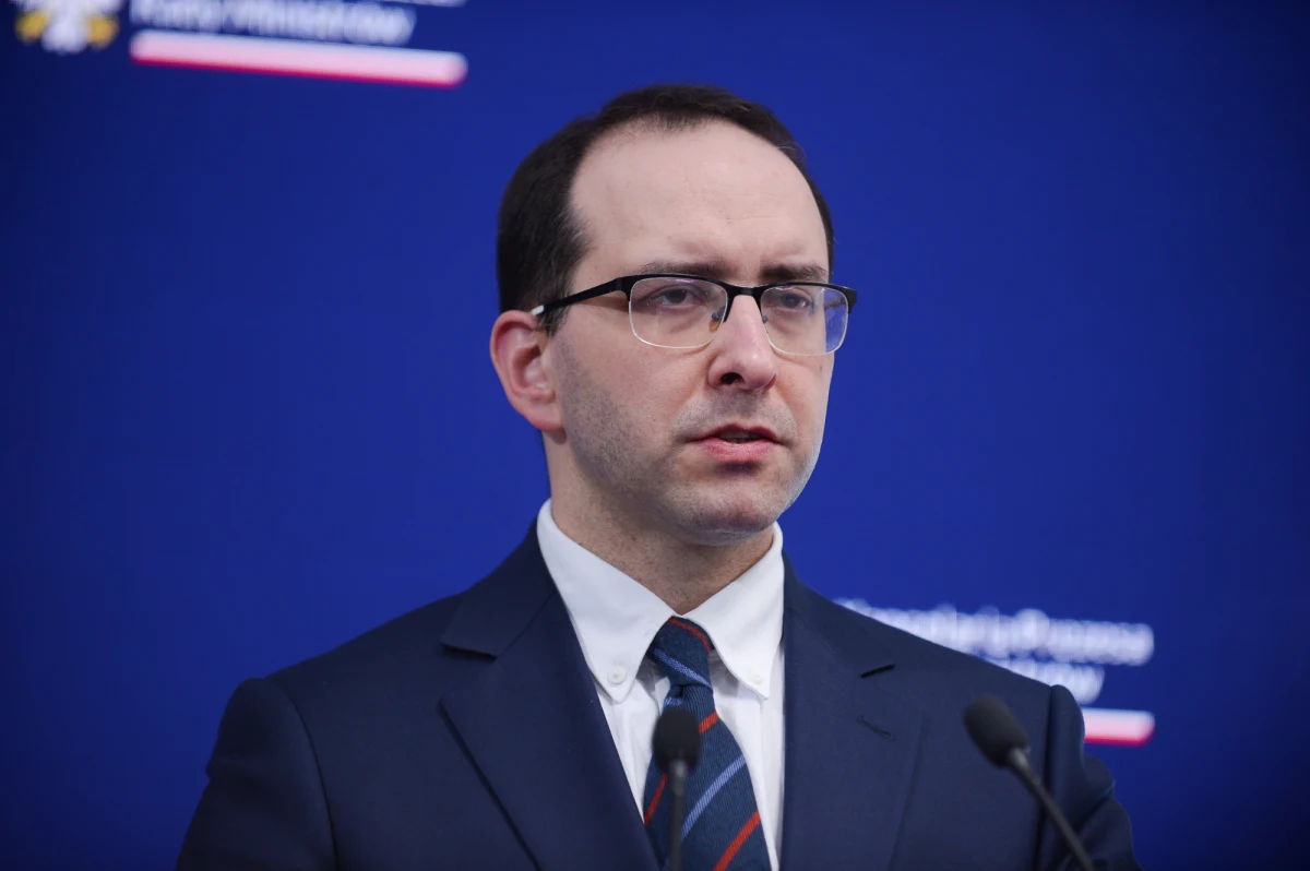 "Rosyjska propaganda ma różne cele. Jednym z głównych jest próba degradowania poczucia wiarygodności informacji, które się pojawiają" – mówił w Rozmowie w południe w RMF FM Stanisław Żaryn, pełnomocnik rządu ds. bezpieczeństwa. "Często jesteśmy infekowani różnego rodzaju sygnałami czy produktami dezinformacyjnymi, które traktuje się na równi z informacji rzetelnymi, wiarygodnymi. To, co jest w dłuższej perspektywie zagrożeniem, to jest upadek wiarygodności informacji przekazywanych w ramach komunikacji społecznej albo między mediami i społeczeństwem, albo między władzą i społeczeństwem. Rosjanie taką działalność prowadzą w sposób bardzo powiązany z konkretnymi swoimi planami politycznymi" – dodawał gość Krzysztofa Berendy. 