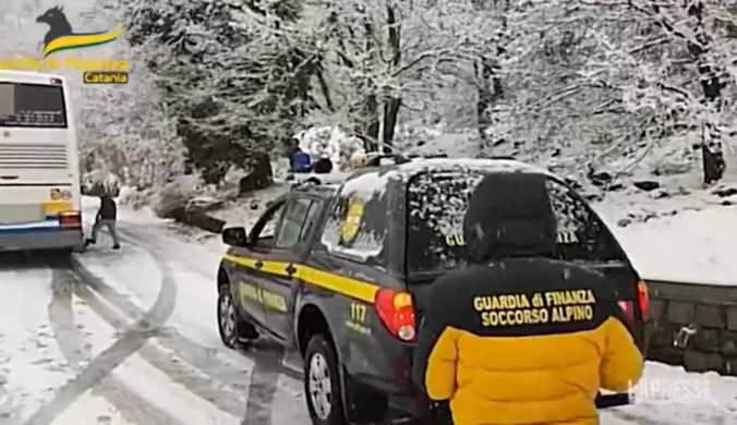 Polscy turyści utknęli na Etnie. Śnieg zatrzymał autokar