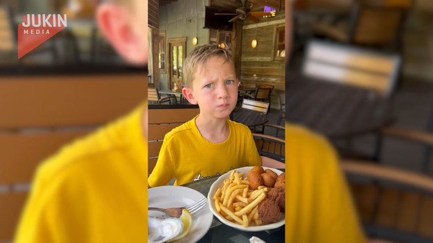 Ten chłopiec po raz pierwszy w swoim życiu zjadł ostrygę. Zobaczcie, jaka była jego reakcja.