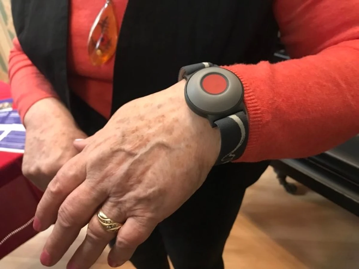 We Wrocławiu ruszył nabór do bezpłatnego programu teleopieki dla seniorów. Zostanie nim objętych 500 osób. Uczestnicy otrzymają opaski z tak zwanym przyciskiem życia.