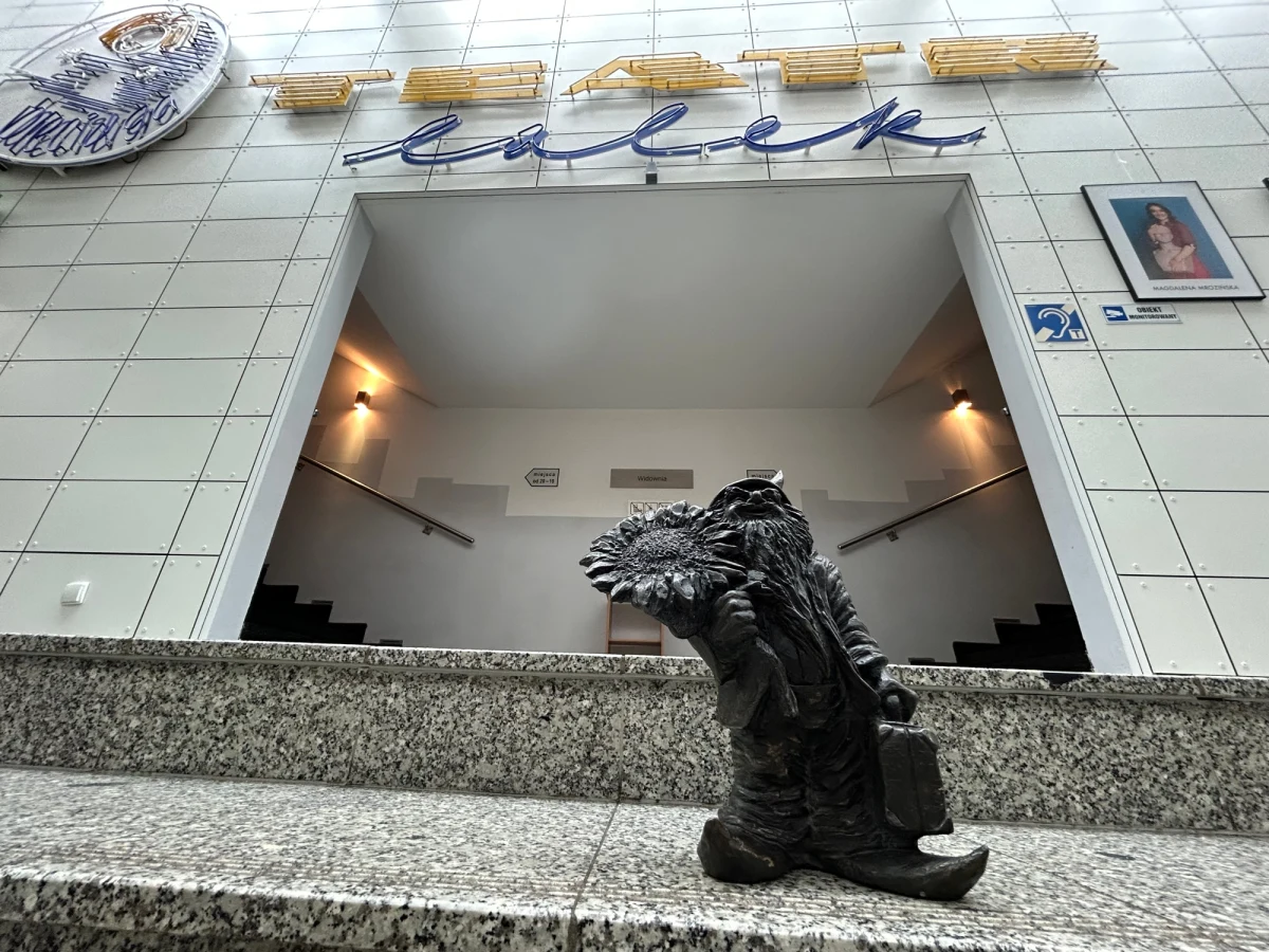 Pytany gdzie był, uparcie milczy. Teatr Lalek "Pleciuga" ze Szczecina odzyskał właśnie figurę krasnala Życzliwka, którą nieznani sprawcy w grudniu zabrali z ławki przed wejściem do teatru. Trzymającego wielki słonecznik skrzata do teatru przyniósł właściciel skupu złomu.