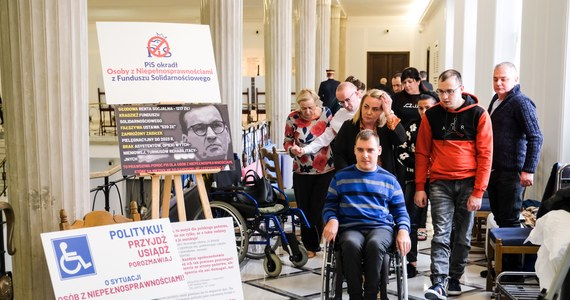 W Sejmie znów – po akcjach w 2014 i 2018 roku - protestują dorosłe osoby niepełnosprawne i ich opiekunowie. Co skłoniło ich do protestu i na jakie wsparcie od państwa mogą aktualnie liczyć? Na jakim etapie jest reforma systemu orzecznictwa ws. niepełnosprawności? Sprawdzamy to w naszym artykule.