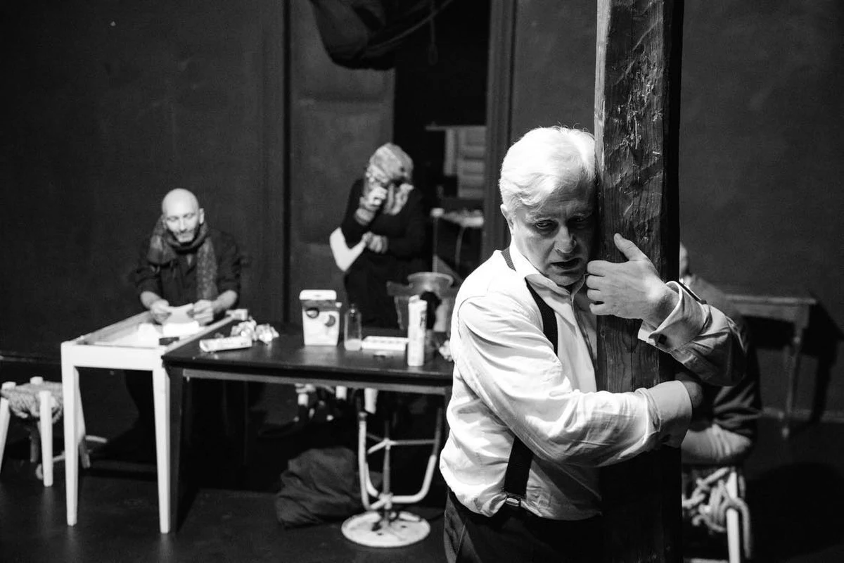 Historia żeglarza, który u schyłku kariery próbuje odnaleźć się na lądzie i nawiązać relacje z rodziną, to fabuła najnowszego spektaklu teatru Scena Supernova w Krakowie. Przedstawienie powstało na podstawie tekstu Szymona Jachimka "Znaczył kapitan". Premiera na scenie przy ulicy Zyblikiewicza 16 marca.