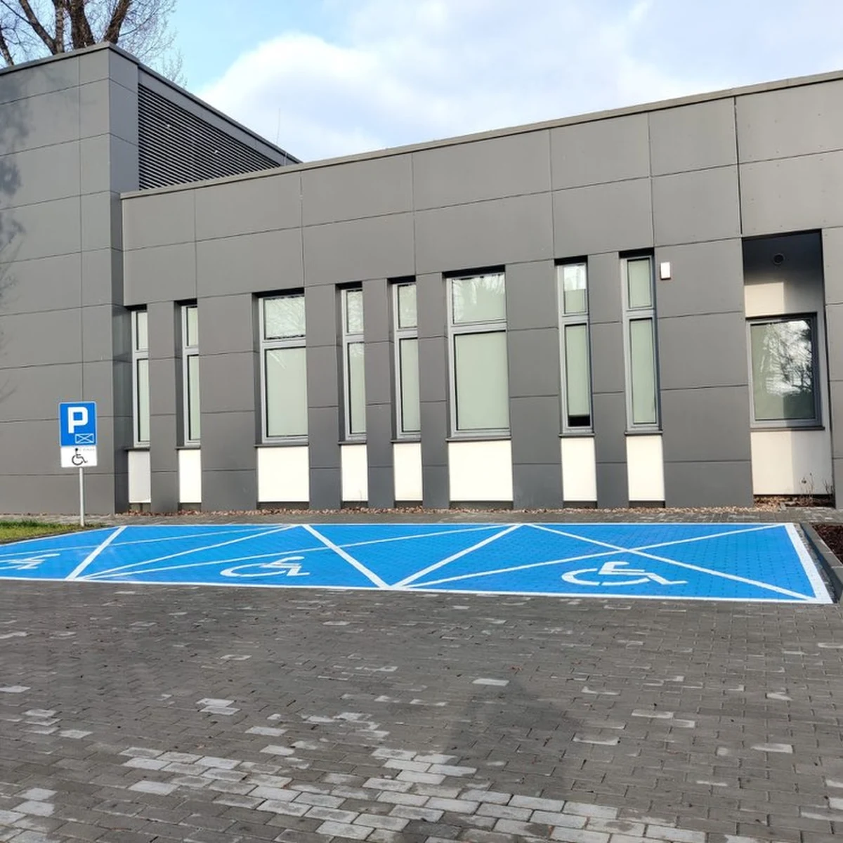 Od dziś (7.03) znów działa Zakład Ubezpieczeń Społecznych przy ulicy Reymonta 4/6 we Wrocławiu. ZUS wrócił do tej siedziby po prawie 3 latach.