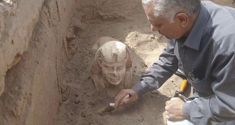 Władze Egiptu poinformowały, że archeolodzy prowadzący wykopaliska w południowej części kraju, odkryli pozostałości nieznanej wcześniej kaplicy i pochodzący najpewniej z czasów rzymskich posąg przypominający sfinksa, który... się śmieje. 