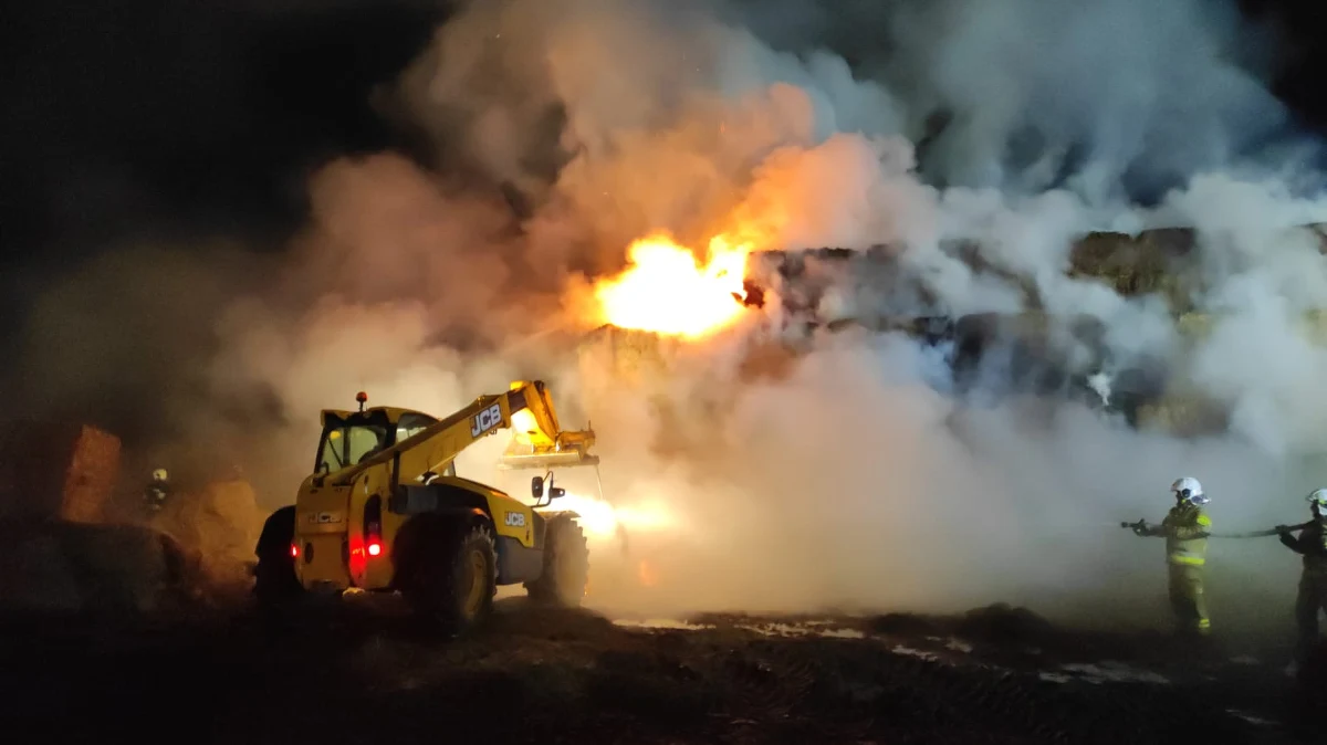 Kilkanaście godzin zajęło strażakom ugaszenie pożaru kostek słomy, które składowane były przy jednej z kotłowni we Fromborku w Warmińsko-mazurskiem. Przyczyny pożaru ustala policja, ale według straży pożarnej mogło to być podpalenie.