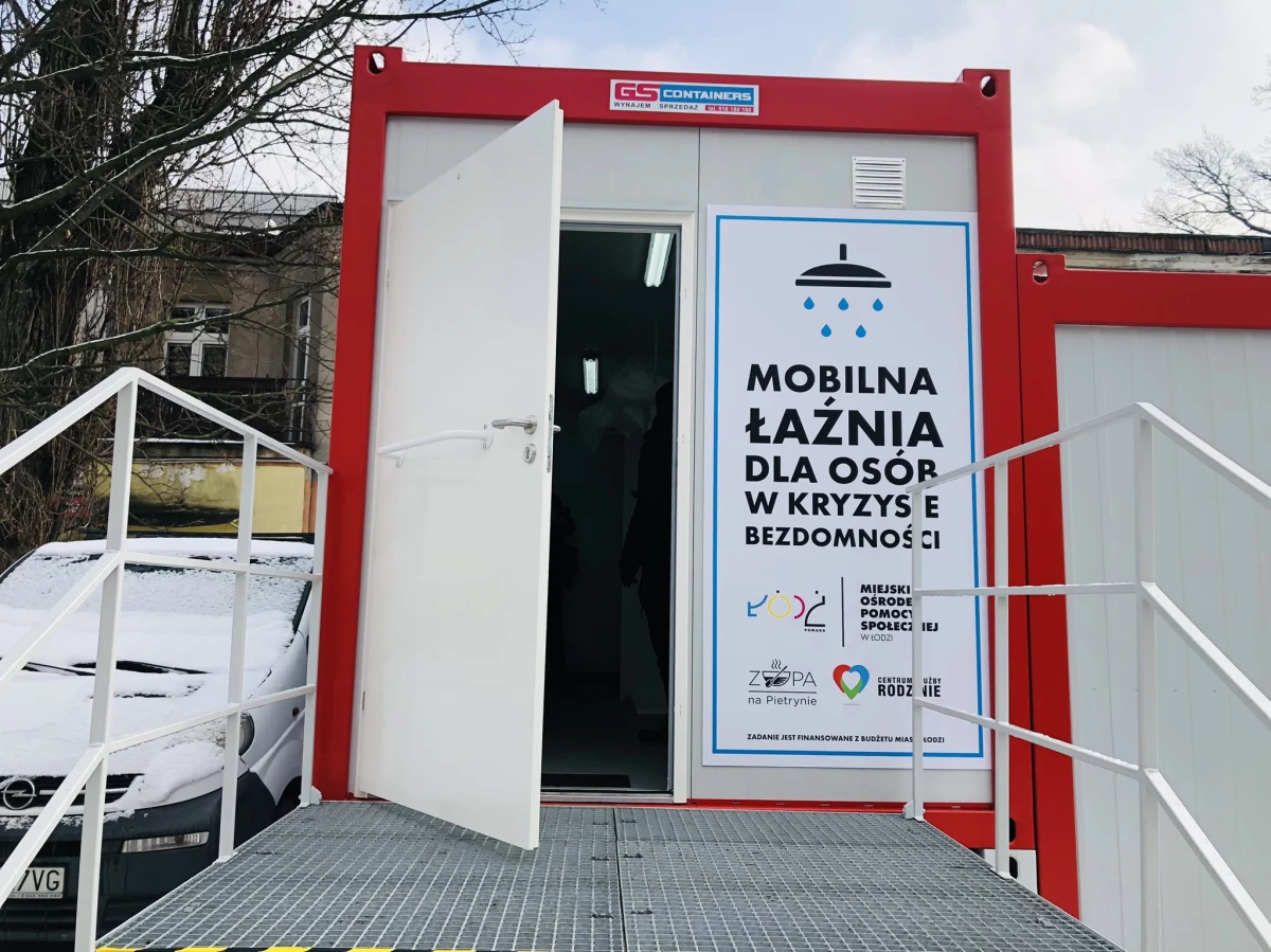 Prysznice, umywalka, toaleta, poczekalnia, pralka, suszarka do ubrań i magazyn z ubraniami, ręcznikami oraz artykułami higienicznymi i chemicznymi - to wyposażenie miejskiej, mobilnej łaźni dla osób w kryzysie bezdomności w Łodzi. Pierwsza taka łaźnia stanęła w dzielnicy Widzew, druga - pojawi się na Bałutach.