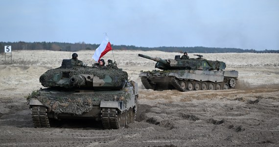 ​Minister obrony narodowej Mariusz Błaszczak poinformował, że Polska jeszcze w tym tygodniu dostarczy na Ukrainę 10 czołgów Leopard 2A4. "W naszym kraju powstanie też hub serwisowy dla czołgów" - przekazał. Szef resortu dodał jednak, że w tym momencie zasadniczym problemem jest brak części zamiennych.