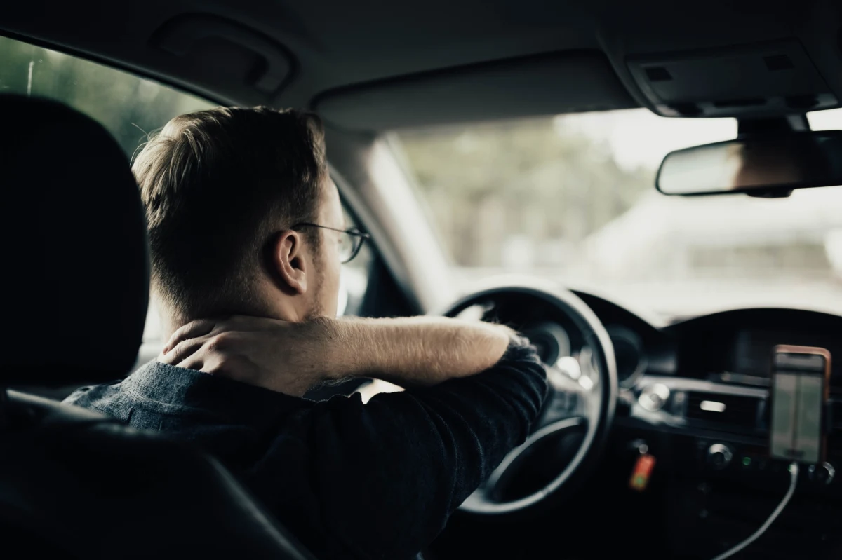 Kierowcy, którzy mają stracić prawo jazdy za przekroczenie prędkości o 50 km/h w terenie zabudowanym, dostaną miesiąc na wytłumaczenie się u starosty. Takie przepisy zamierza przyjąć rząd. Trybunał Konstytucyjny uznał bowiem, że odbieranie praw jazdy nie może być automatyczne jedynie na podstawie policyjnego pomiaru prędkości. Jak ustalił dziennikarz RMF FM, jutro projektem zajmie się Komitet Stały Rady Ministrów.