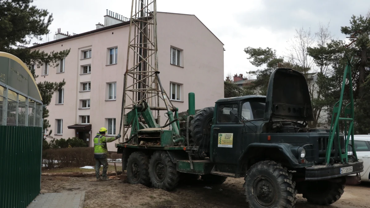 W rejonie osiedla Gaj w małopolskiej Trzebini rozpoczęły się prace związane ze stabilizacją gruntu - poinformował rzecznik prasowy Spółki Restrukturyzacji Kopalń Mariusz Tomalik. Do wykonanych odwiertów wtłoczona zostanie specjalna substancja - mieszanina cementu i popiołów. W Trzebini wielokrotnie zapadała się ziemia, budząc niepokój mieszkańców.