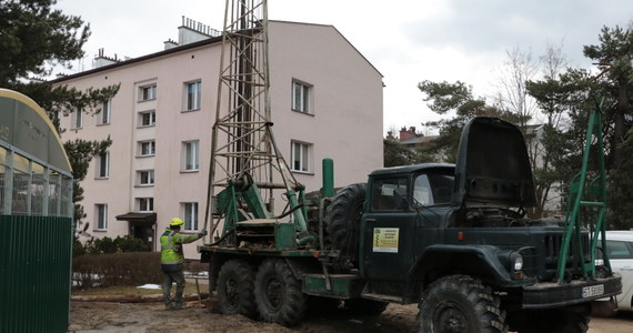 W rejonie osiedla Gaj w małopolskiej Trzebini rozpoczęły się prace związane ze stabilizacją gruntu - poinformował rzecznik prasowy Spółki Restrukturyzacji Kopalń Mariusz Tomalik. Do wykonanych odwiertów wtłoczona zostanie specjalna substancja - mieszanina cementu i popiołów. W Trzebini wielokrotnie zapadała się ziemia, budząc niepokój mieszkańców.