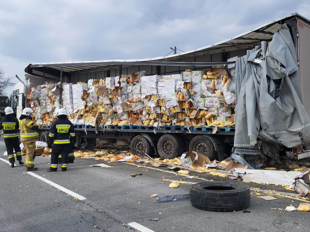 Jedna osoba została ranna w wyniku zderzenia dwóch ciężarówek na drodze krajowej nr 74 w miejscowości Krasik (województwo łódzkie). Na jezdnię wysypały się chrupki kukurydziane, które były przewożone w jednym z pojazdów. Trasa pomiędzy Kielcami i Piotrkowem Trybunalskim była zablokowana.