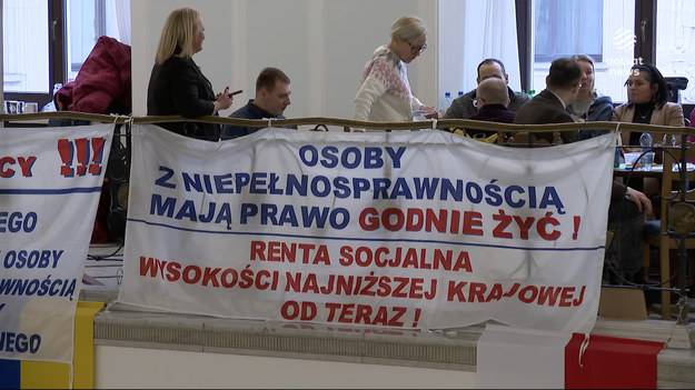 Trudno im żyć, jeszcze trudniej przeżyć za mniej niż 1500 złotych - mówią osoby z niepełnosprawnościami i ich opiekunowie. W Sejmie trwa protest i dyskusja o pieniądzach. Prawo i Sprawiedliwość twierdzi, że pomaga tak, jak nikt wcześniej, żeby później odpowiadać na pytanie, jak wykorzystywane są pieniądze z Funduszu Solidarnościowego.Materiał dla "Wydarzeń" przygotowała Anna Łubian-Halicka.