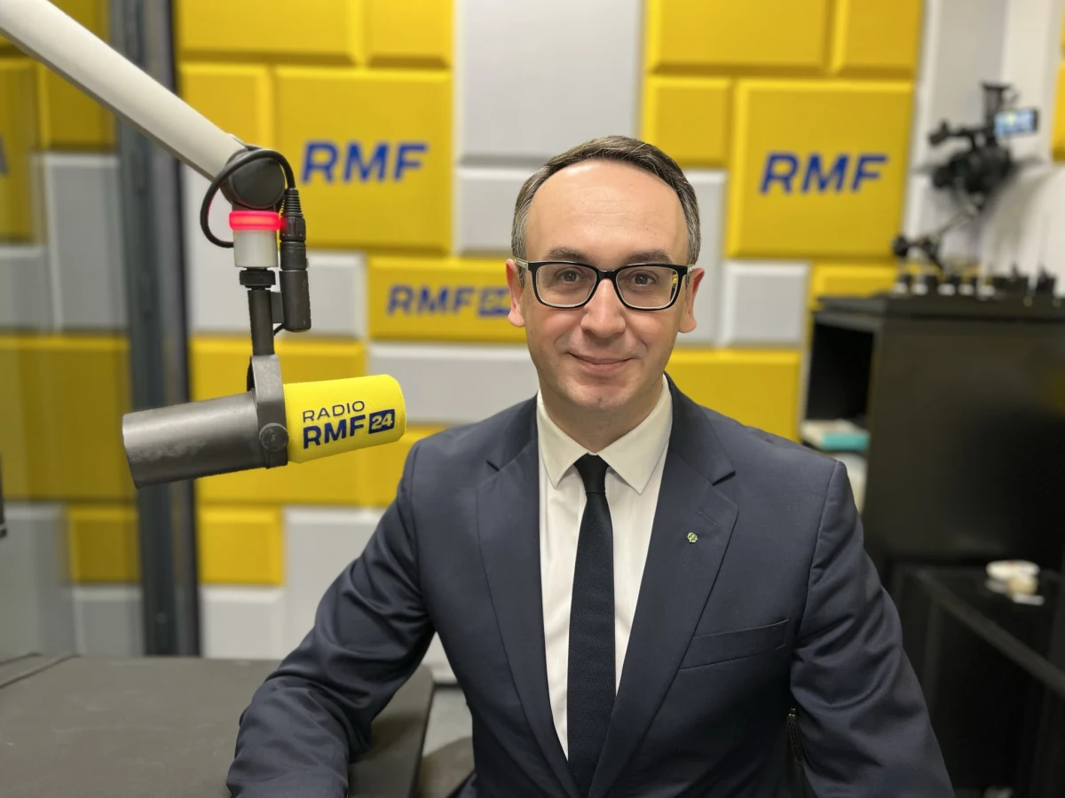 "Jeżeli z jednej strony premier Mateusz Morawiecki zapewnia, że stan budżetu jest znakomity, a z drugiej mamy protest opiekunów osób niepełnosprawnych, to widać, że szef rządu znowu mija się z prawdą. Postulaty protestujących powinny zostać spełnione. Według szybkich obliczeń postulaty protestujących wymagają około 600 mln zł wsparcia z budżetu państwa rocznie. Więc jeżeli premier czy szef NBP mówi, że mamy nieprzebrane ilości gotówki, to chyba żaden problem, żeby ten protest uczynić najkrótszym w historii parlamentaryzmu" - mówił w rozmowie 7 pytań o 7:07 w Radiu RMF24 wiceprezes ludowców, poseł Dariusz Klimczak.