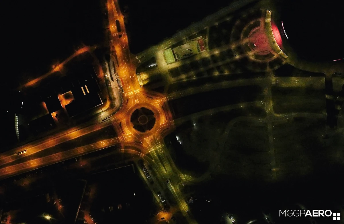 Specjalistyczne, fotograficzne mapy miasta powstają w Sopocie. W ostatni weekend, w nocy z soboty na niedzielę nad popularnym kurortem lot wykonywał specjalny samolot, wyposażony w nowoczesne kamery. Do Sopotu leciał z daleka... bo aż z Rzeszowa. Cel? Wykonanie zdjęć do dwóch map: mapy utraty ciepła i mapy zanieczyszczenia światłem.