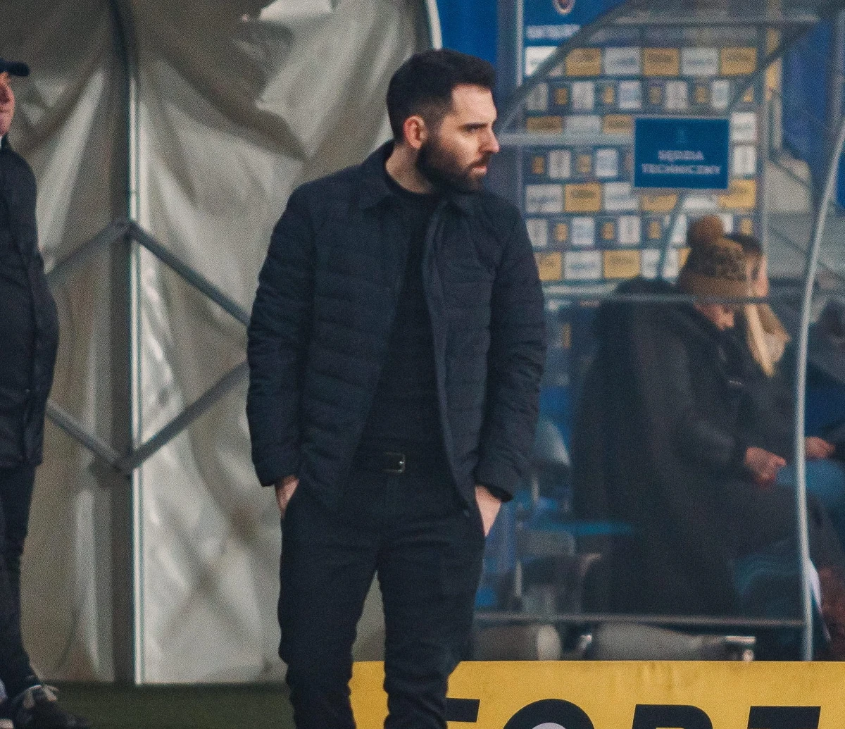 ​Trener Goncalo Feio pozostaje trenerem drugoligowego zespołu piłkarskiego Motoru Lublin, natomiast prezes Paweł Tomczyk, który jest na zwolnieniu lekarskim, został na 3 miesiące zawieszony w sprawowaniu tej funkcji.