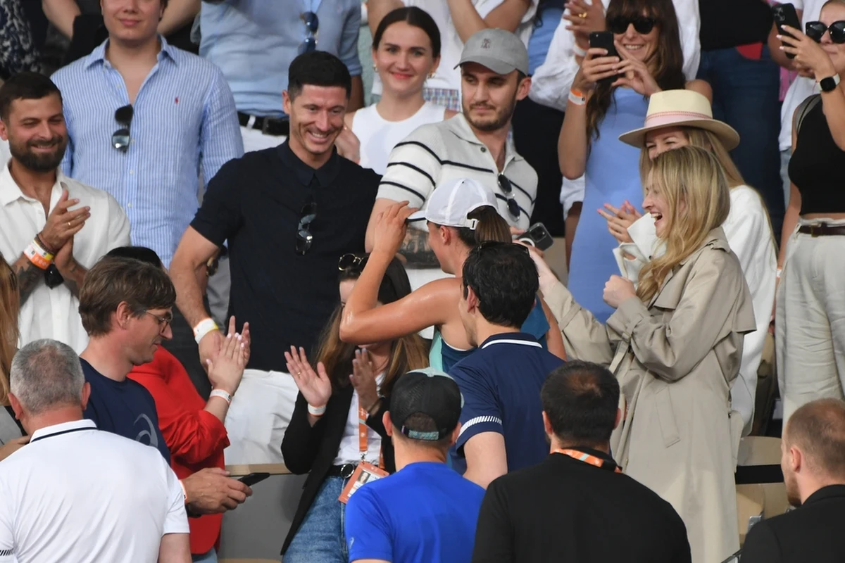 Życzliwa rywalizacja między Robertem Lewandowskim a Igą Świątek w mediach społecznościowych trwa w najlepsze. Tenisistka postanowiła sprawdzić się w piłkarskiej rozgrywce, co szybko wyłapali przedstawiciele światowej federacji tenisowej. Zdjęcia z szalejącą pod bramką Polką opatrzono "dedykacją" dla napastnika FC Barcelona. 