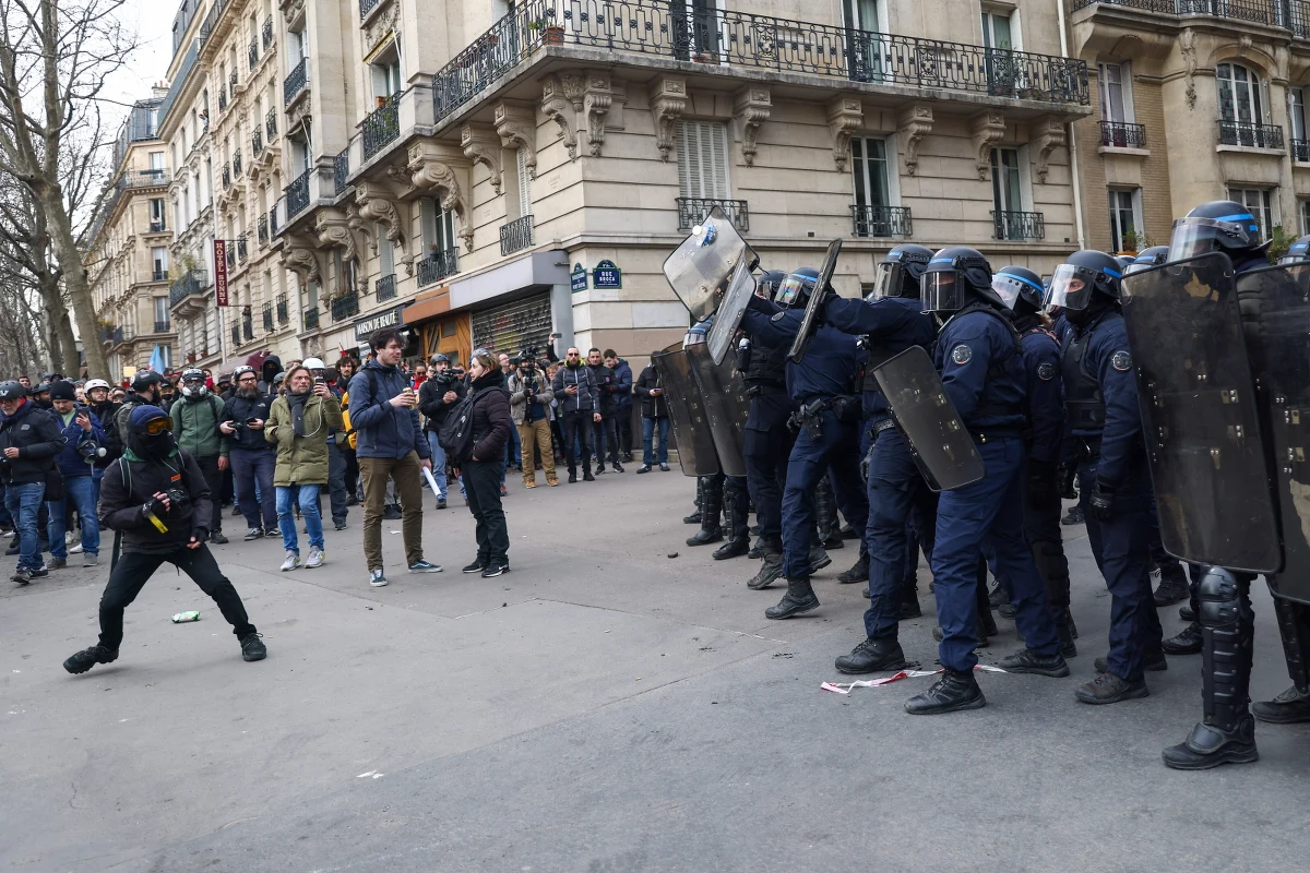 Na placu Włoskim (Place d'Italie), gdzie we wtorek dotarła demonstracja sprzeciwiająca się rządowemu projektowi reformy emerytalnej, doszło do starć protestujących z policją.