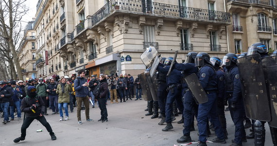 Na placu Włoskim (Place d'Italie), gdzie we wtorek dotarła demonstracja sprzeciwiająca się rządowemu projektowi reformy emerytalnej, doszło do starć protestujących z policją.