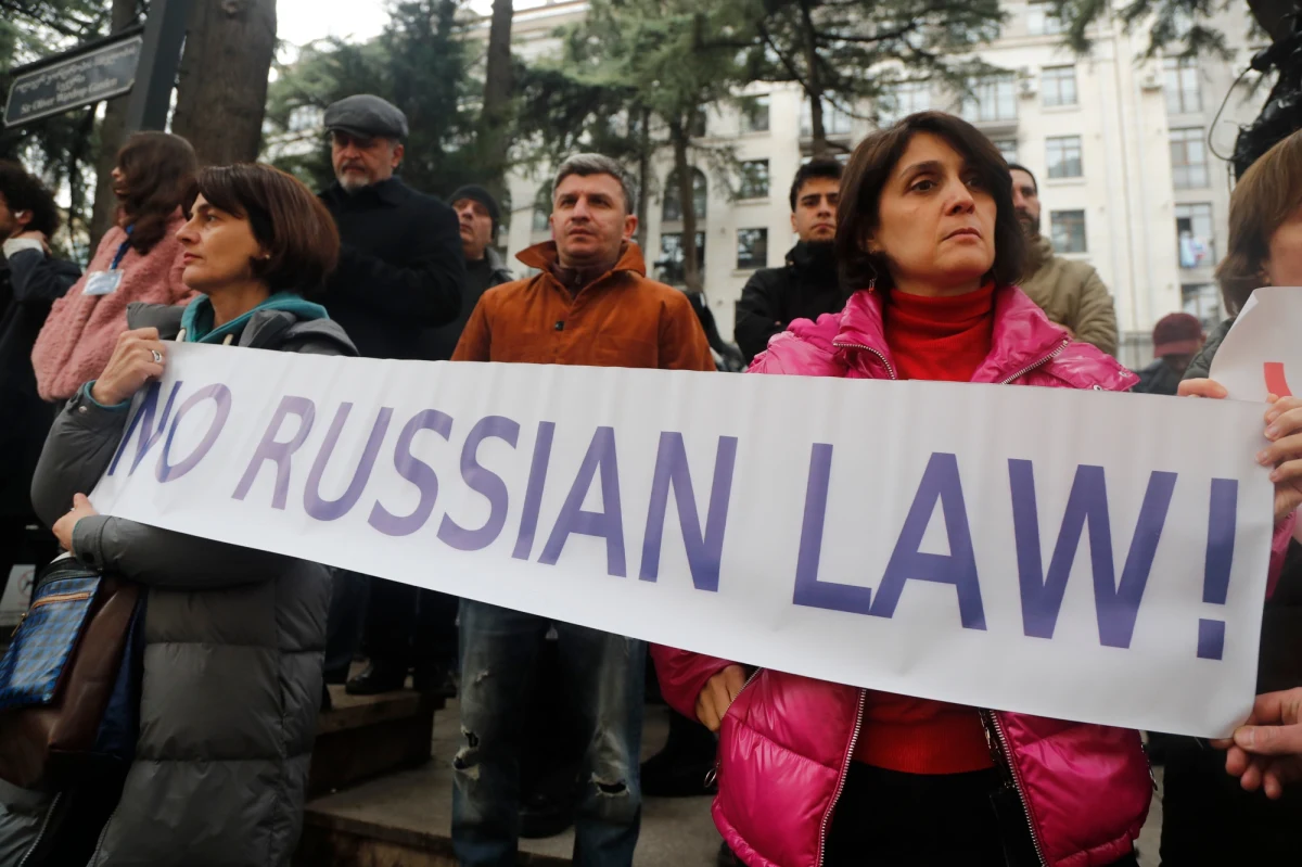 Parlament Gruzji przyjął w pierwszym czytaniu kontrowersyjną ustawę o "agentach zagranicznych". Według opozycji przypomina ona rozwiązania obowiązujące w Rosji. Przed budynkiem parlamentu w Tbilisi zebrały się tysiące demonstrantów. Policja użyła wobec nich armatek wodnych i gazu łzawiącego - powiadomiła agencja Reutera. Służby policyjne próbują rozbić protest.