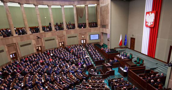 W Sejmie zasiada tylko 200 szeregowych parlamentarzystów. Aż 260, a więc zdecydowana większość posłów pełni rozmaite funkcje, pobierając dodatkowo od 10 do 35 proc. dodatku do uposażenia. W samym klubie PiS co czwarty poseł (65 na 228) jest też członkiem rządu. Przyglądamy się liczbie i strukturze dodatków funkcyjnych w Sejmie.