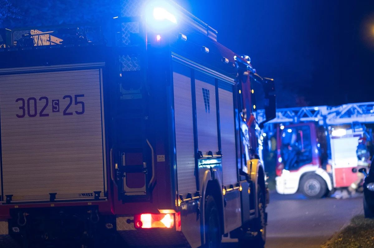 We wtorek wieczorem doszło do pożaru w kamienicy w Starogardzie Gdańskim (woj. pomorskie). Strażacy z budynku, przy pomocy wysięgnika, ewakuowali 11 osób. Dwie osoby zostały przetransportowane do szpitala.