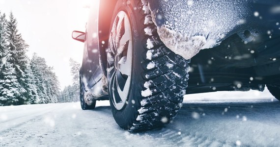 ​Generalna Dyrekcja Dróg Krajowych i Autostrad we wtorek wieczorem ostrzegła kierowców przed opadami śniegu, deszczu i błotem pośniegowym, które mogą utrudniać jazdę. Możliwe też oblodzenia dróg.