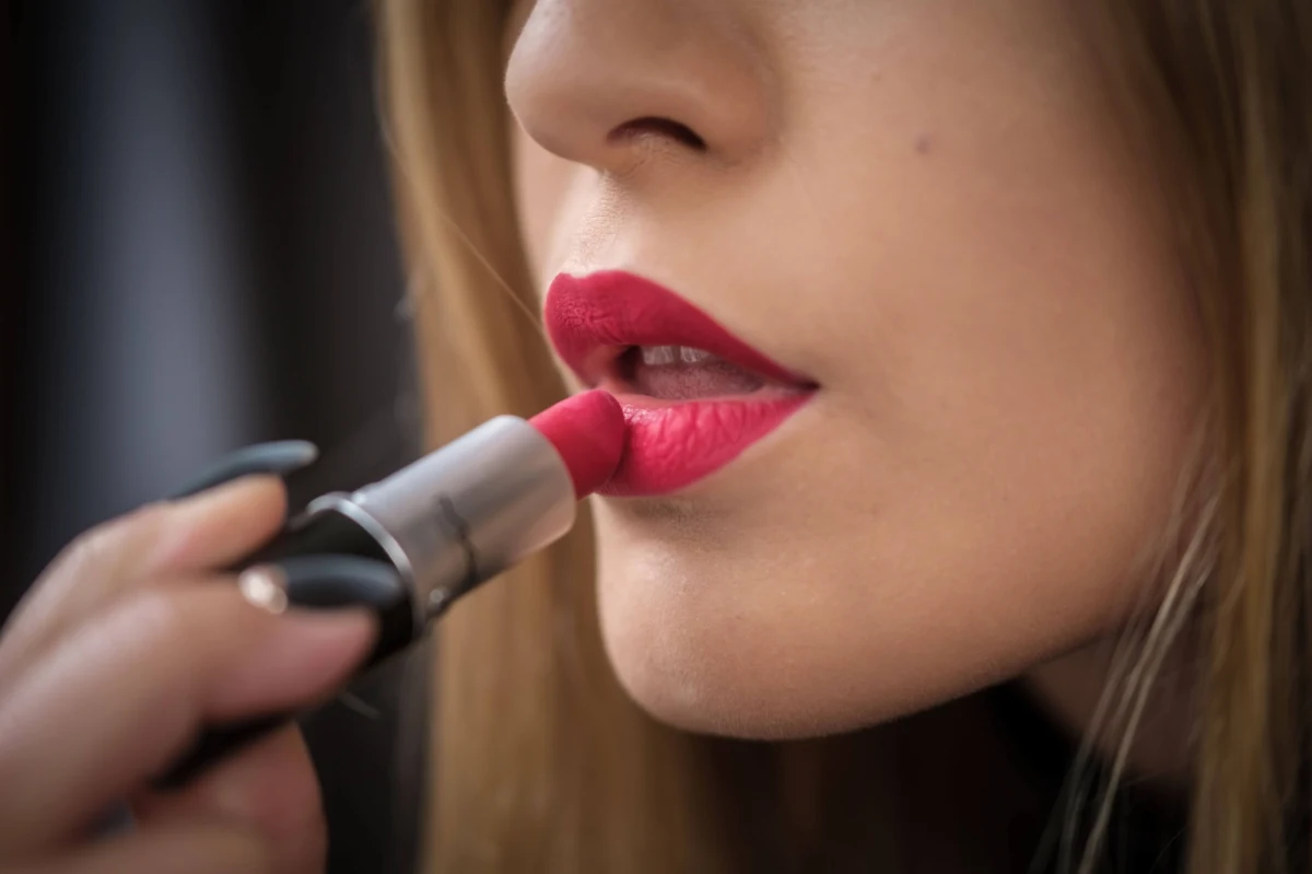 Bywała znakiem próżności, złego prowadzenia się, emancypacji a nawet politycznym manifestem. Przypisywano jej zdolności magiczne i lecznicze.  Na przemian kochana i potępiana. Szminka - najbardziej kobiecy kosmetyk świata na przestrzeni wieków budził ogromne emocje. O bojach, które toczyły się wokół ubarwionych lub naturalnych kobiecych ust Magdalena Pruszkiewicz, autorka książki "Szminka. O stylu, pięknie i moralności" opowiadała Marlenie Chudzio.