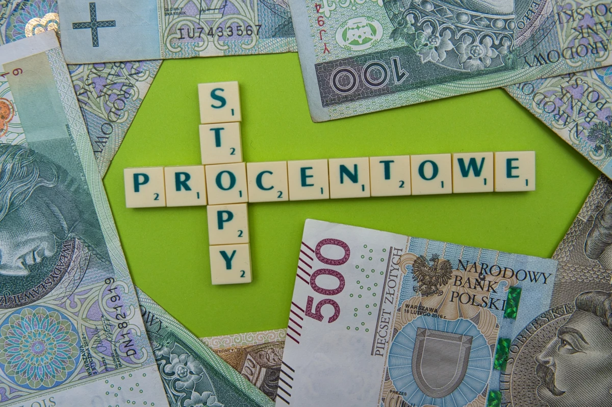 Rada Polityki Pieniężnej utrzyma stopy procentowe - prognozuje analityk Polskiego Instytutu Ekonomicznego (PIE) Sebastian Sajnóg. Dyskusja o ewentualnych obniżkach uzależniona będzie od skali spadku inflacji - dodał ekspert.