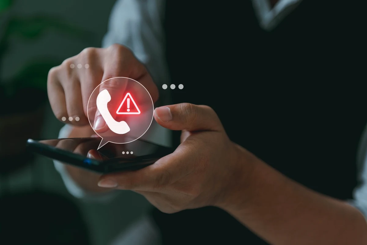 Kolejna osoba została zatrzymana w śledztwie dotyczącym ataków spoofingowych na osoby publiczne i członków ich rodzin - dowiedział się reporter RMF FM Krzysztof Zasada. To mężczyzna, który miał m.in. zamieszczać w sieci instrukcje, jak dokonywać ataków.