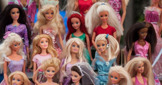Barbie zaprezentowano po raz pierwszy 9 marca 1959 r. na targach zabawek w Nowym Jorku i od tego czasu stała się ikoną. Muzeum Sztuk Użytkowych w Poznania na wystawie "Barbie. Nieznane oblicza" pokaże jak najpopularniejsza lalka świata zmieniła na przestrzeni dziesięcioleci sposób postrzegania kobiet.