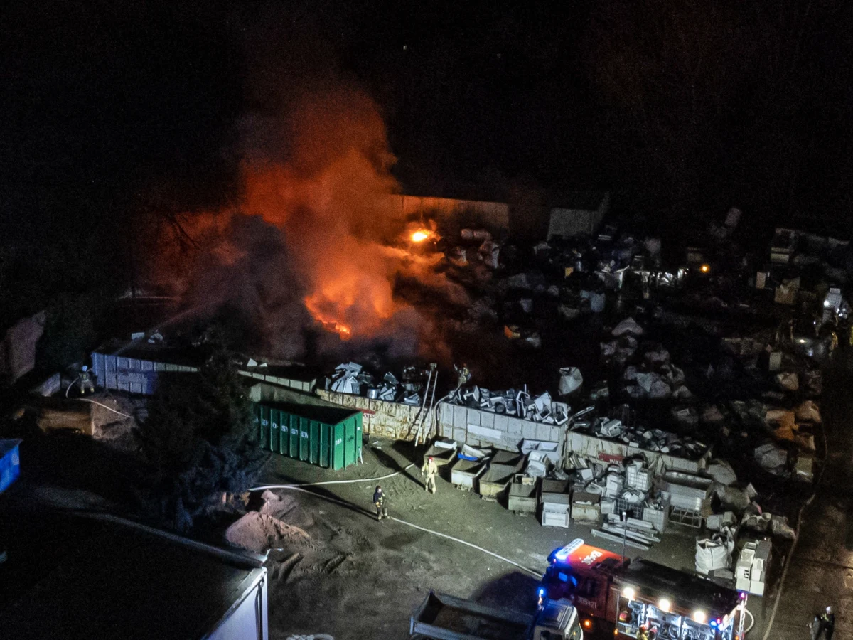 Pożar wybuchł we wtorek na terenie Zakładu Usług Komunalnych w Kiełczowie koło Wrocławia. Palą się składowane tam akumulatory i baterie do laptopów. 