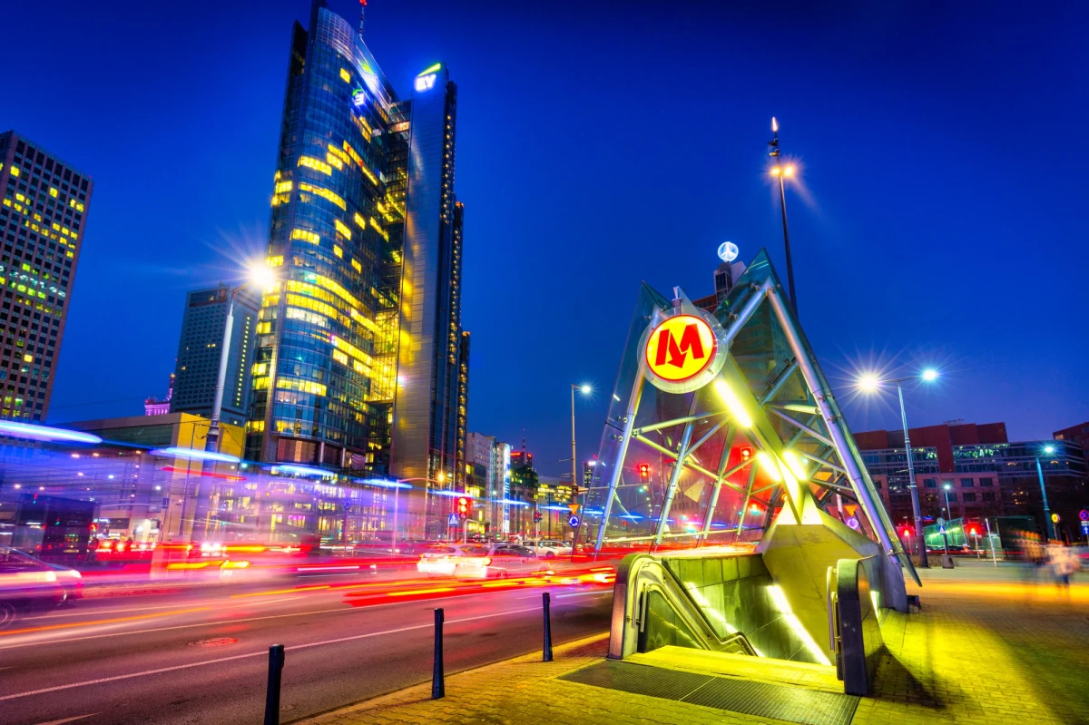 Mniejsze jest zainteresowanie lokalami handlowymi i usługowymi w metrze niż przed pandemią. W tym roku na linii M1 na wynajem czeka prawie 40 pomieszczeń. Natomiast w styczniu 2020 r. na linii M1 wolnych było zaledwie 7 lokali - wynika z danych przekazanych przez Metro Warszawskie.
