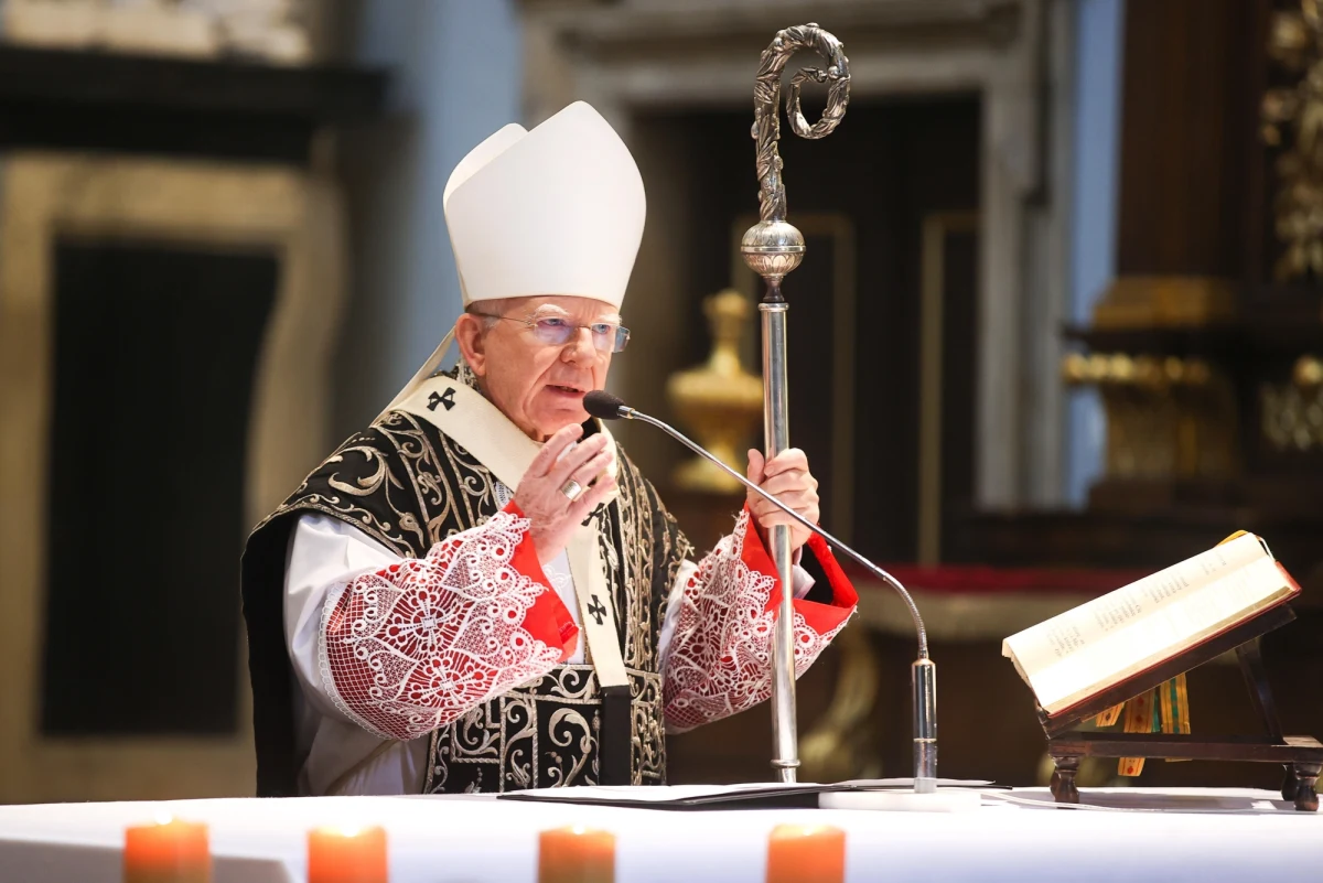 "Niszczy się Jana Pawła II, człowieka o niezwykłej prawości osobistej. (...) Jego - obrońcę małżeństwa i rodziny - wini się za to, że tolerował odrażające zło, jakie przeniknęło do życia Kościoła. Wiemy dokładnie, że jest to zło, które w dużo większym stopniu stało się swoistą ideologią w innych środowiskach" - mówił w bazylice Trójcy Świętej w Krakowie metropolita krakowski arcybiskup Marek Jędraszewski, nawiązując do ostatnich publikacji medialnych dotyczących papieża - Polaka. "Musimy walczyć. Nie przemocą, prawdą. Musimy walczyć modlitwą. Musimy zmagać się, ciągle umacniać solidarność polskich serc. Bo tu chodzi o Polskę. Tu chodzi o nas" - apelował. Krytyczne oceny działań Karola Wojtyły dot. walki z pedofilią w Kościele nazwał "drugim zamachem".