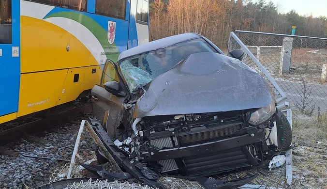 Mosty: Auto wjechało pod pociąg. Są ranni, w tym dziecko