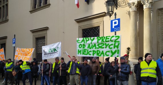 Kilkuset przedsiębiorców z krakowskich Rybitw protestowało przed Urzędem Miasta Krakowa. Domagali się, by radni podczas dzisiejszej sesji nie przyjmowali planu zagospodarowania przestrzennego "Nowe Miasto".  Zdaniem przedsiębiorców, to prosta droga do upadku ich biznesów. Protest zakończył się około godziny 10.30. Podczas Rady Miasta odbyło się pierwsze czytanie projektu, jednak nie zapadły ostateczne decyzje.