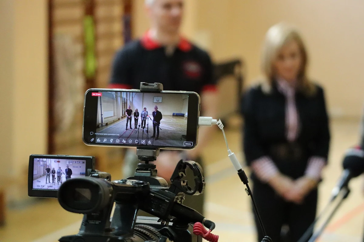 W Wałbrzychu ruszają bezpłatne, ogólnorozwojowe zajęcia dla dzieci w wieku od 6 do 14 lat. Program "Fit jest git" to także specjalne spotkania dla rodziców dotyczące zdrowej diety. Inicjatorzy akcji chcą w ten sposób walczyć z otyłością wśród dzieci, ale także z negatywnymi efektami zdalnego nauczania. Pedagodzy przyznają, że uczniowie dość często nie potrafią wykonać prostych ćwiczeń.

