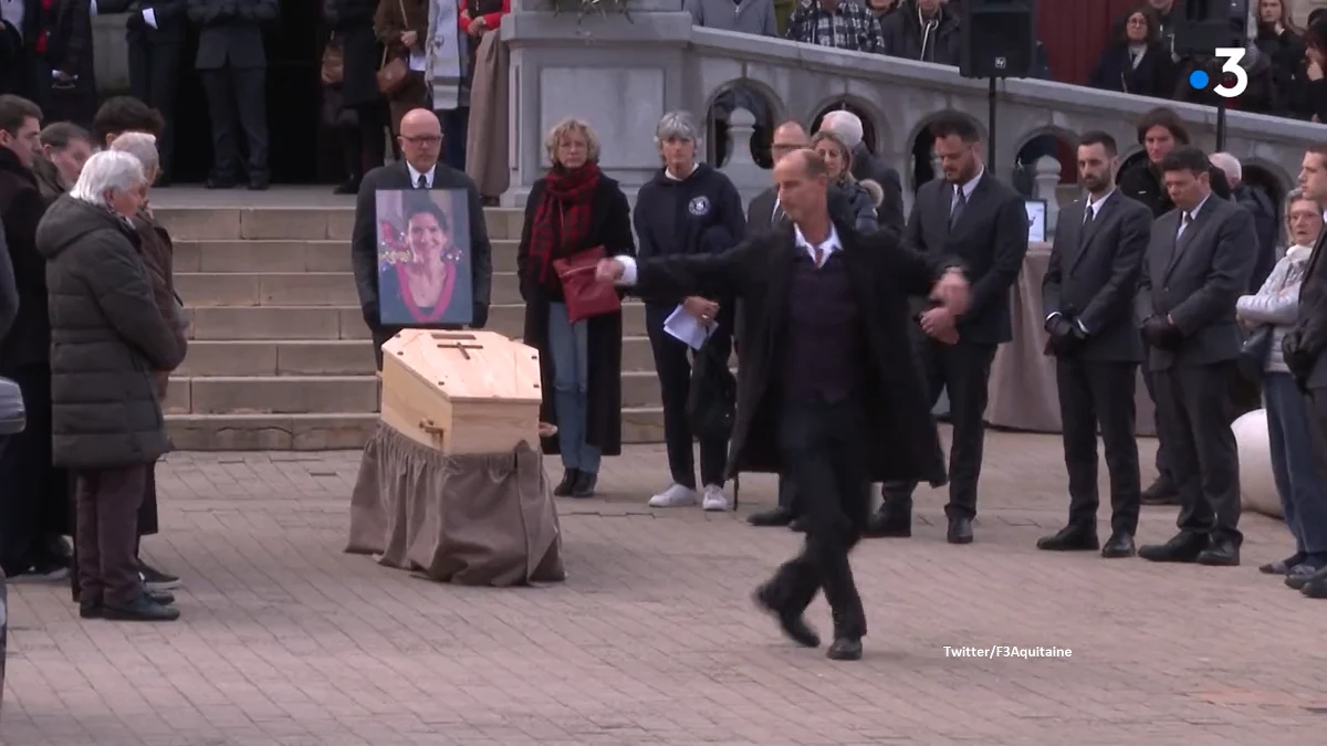 3 marca w miejscowości Biarritz we Francji odbył się pogrzeb 53-letniej Agnes Lasalle, nauczycielki, która została zabita przez 16-letniego ucznia. W wyjątkowy sposób hołd kobiecie oddał jej partner. Nagranie wzruszającego momentu jest szeroko udostępniane w mediach społecznościowych.